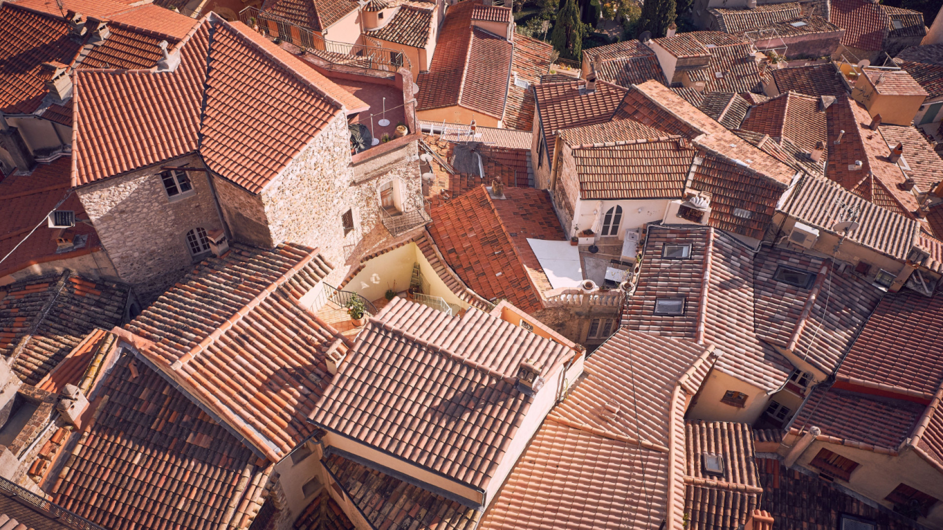 Découvrez les services d'un couvreur en rénovation et traitement de toitures